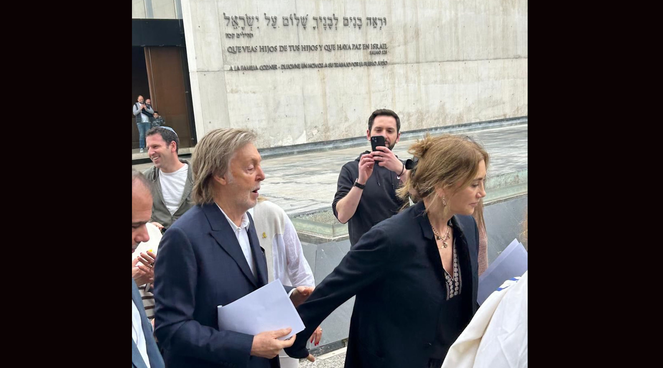 En tournée en Amérique du Sud, Paul McCartney assiste aux offices de Yom Kippour à Santiago, au Chili