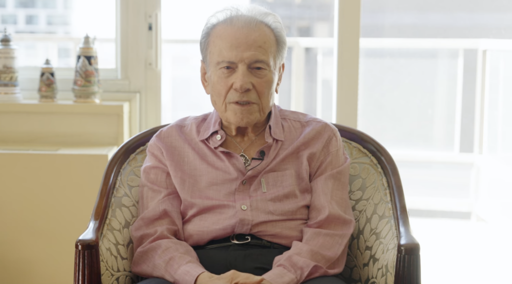 La publicité de la campagne Trump présente un survivant de la Shoah réfutant les allégations « fascistes » de Harris