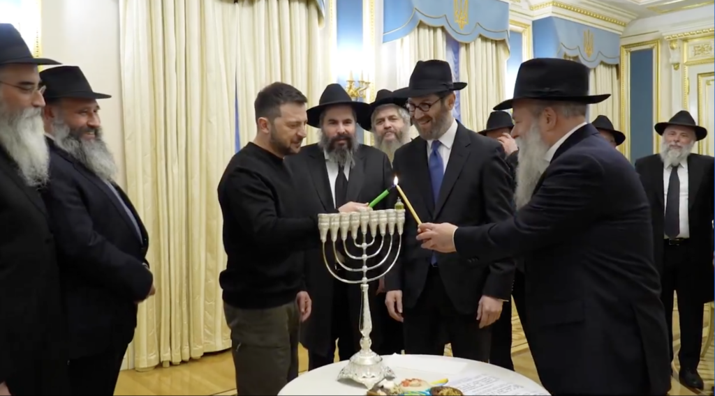 Utilisant la menorah de Milei en Argentine, Volodymyr Zelensky allume des bougies de Hanoukka avec des rabbins ukrainiens