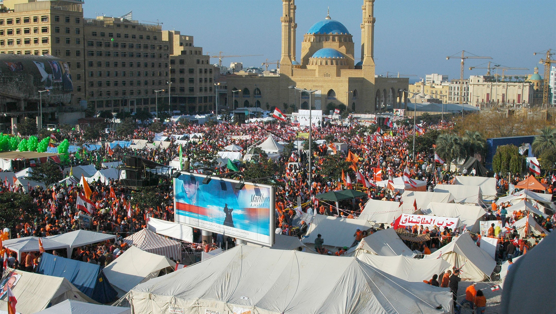Des milliers de manifestants exprimant leur soutien au Hezbollah à Beyrouth, Liban le 10 décembre 2006 (Wikimedia Commons)