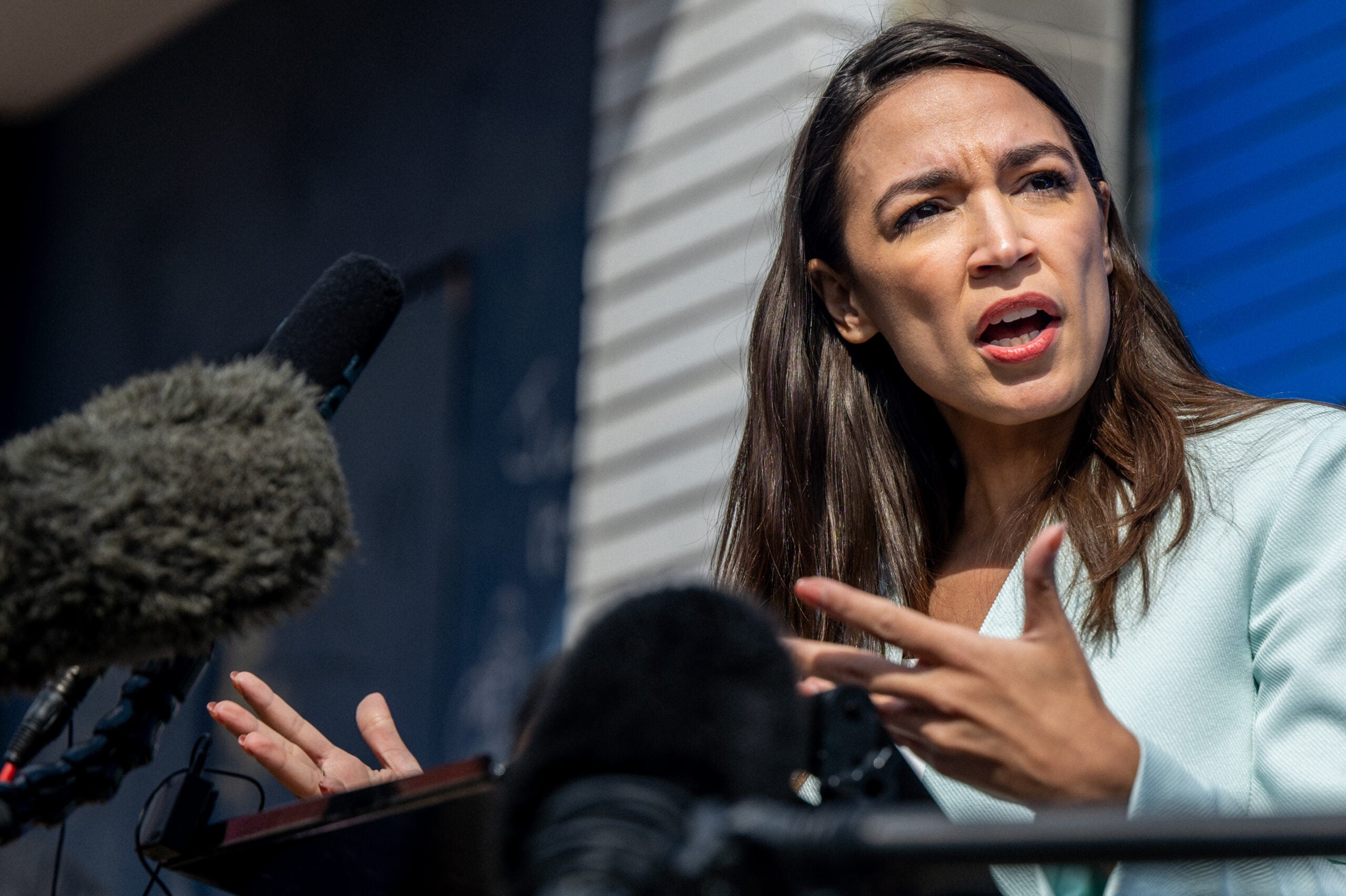 L'AOC fait face à un contrecoup, le vandalisme après avoir voté contre la coupe de l'aide américaine du Iron Dome d'Israël