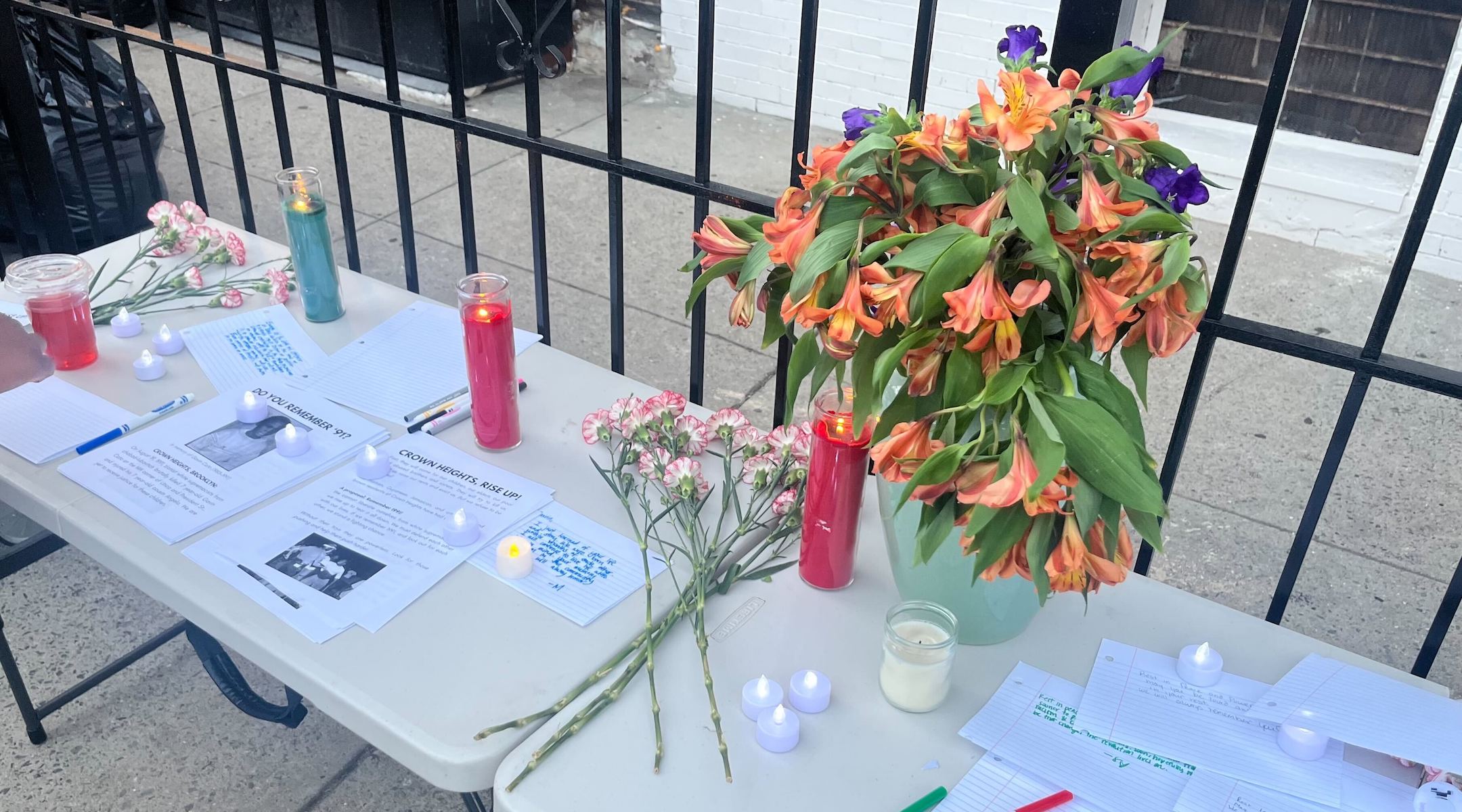 Une photo de la table de veille avec des bougies et des fleurs.