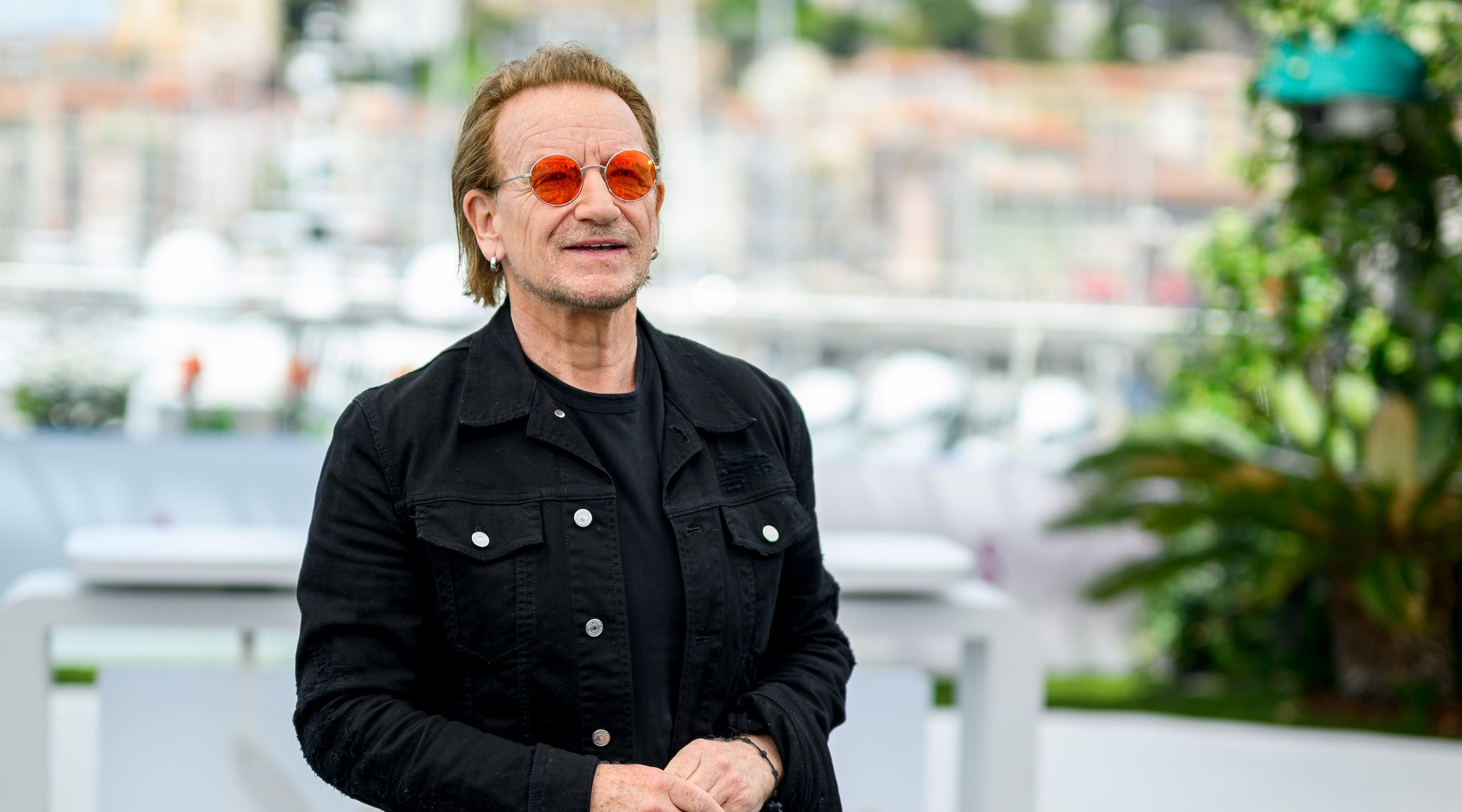 Bono, citant le rabbin Sharon Brous et Mandy Patinkin, condamne Israël à la guerre à Gaza