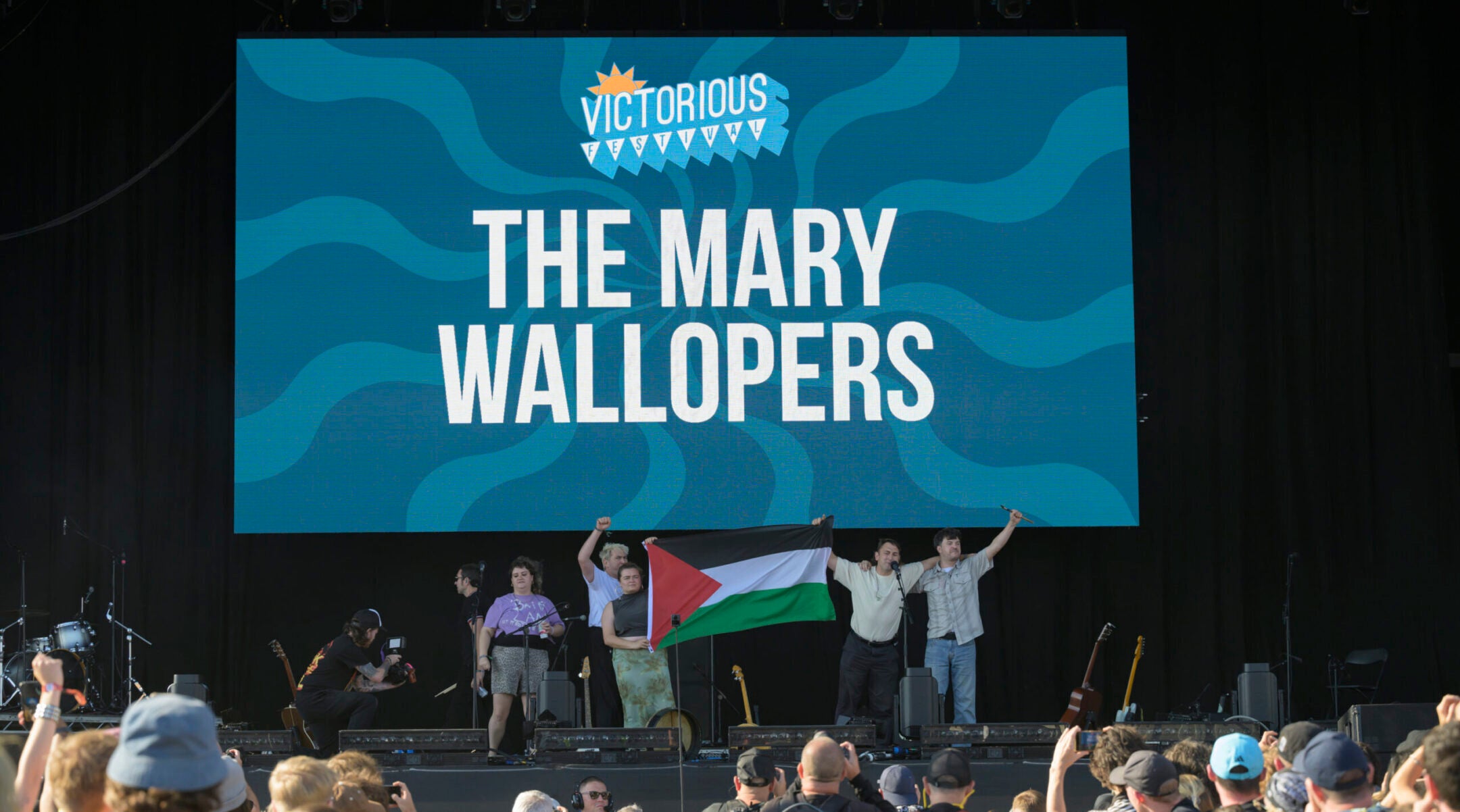 Le British Music Festival s'excuse après avoir coupé les micros de Band Irish qui affichaient le drapeau palestinien