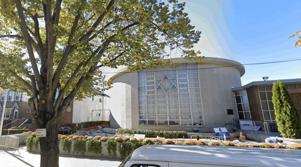 Avant les élections du maire, la synagogue de Brooklyn exige l'enregistrement des électeurs pour assister aux services de vacances élevés