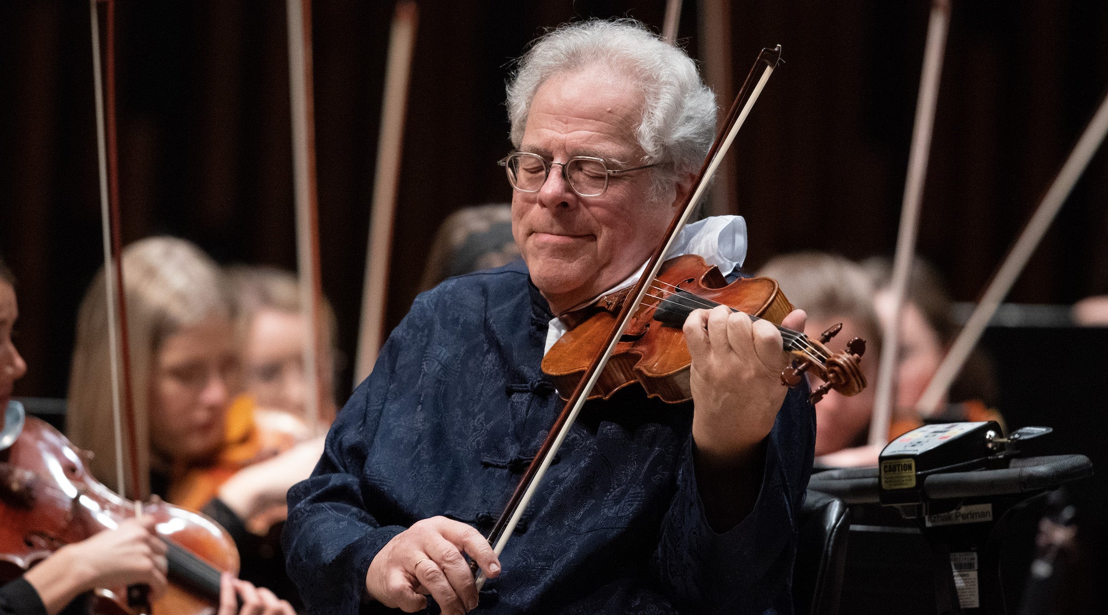 Izhak Perlman playing violin