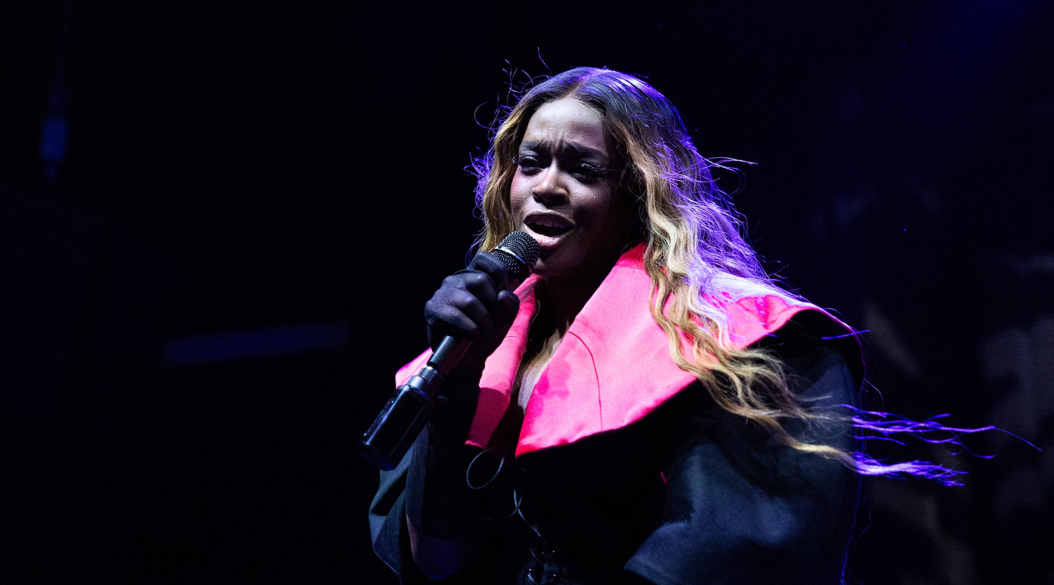 A photo of Azaelia Banks performing.